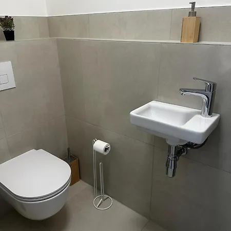 New Luxury In The Center With Optional Parking Apartment *